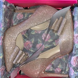 Betsy Johnson Prince Gold Pumps Sz 9